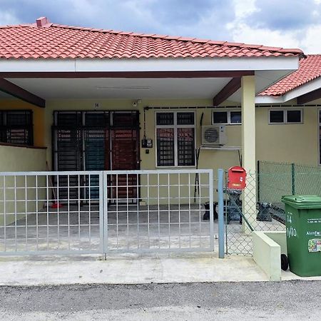 Neesa Homestay Bukit Gambang-Muslim Экстерьер фото