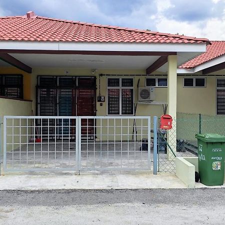 Neesa Homestay Bukit Gambang-Muslim Экстерьер фото