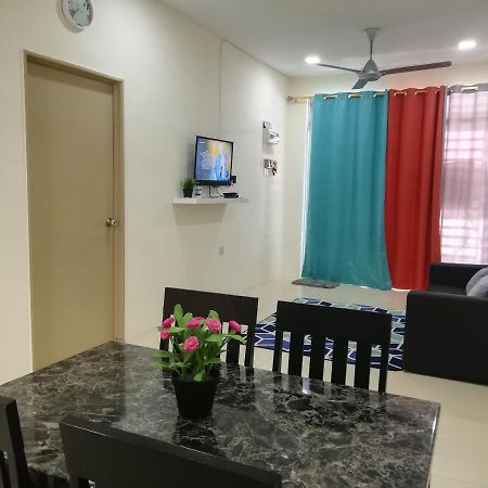 Neesa Homestay Bukit Gambang-Muslim Экстерьер фото