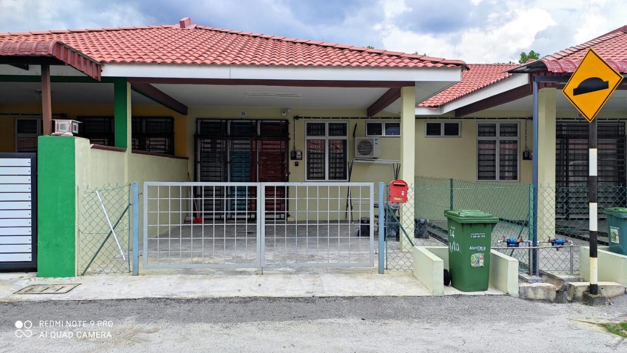 Neesa Homestay Bukit Gambang-Muslim Экстерьер фото