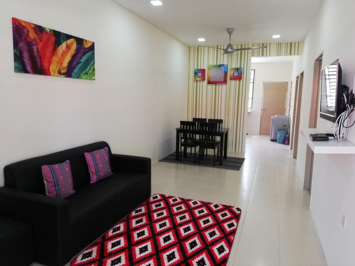 Neesa Homestay Bukit Gambang-Muslim Экстерьер фото