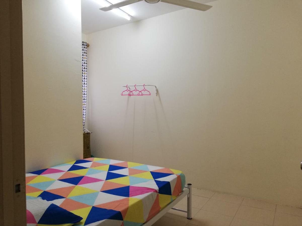 Neesa Homestay Bukit Gambang-Muslim Экстерьер фото